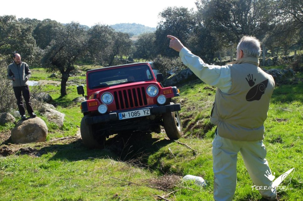 Jeep pasando por un lugar roto - curso 4x4 Terranatur