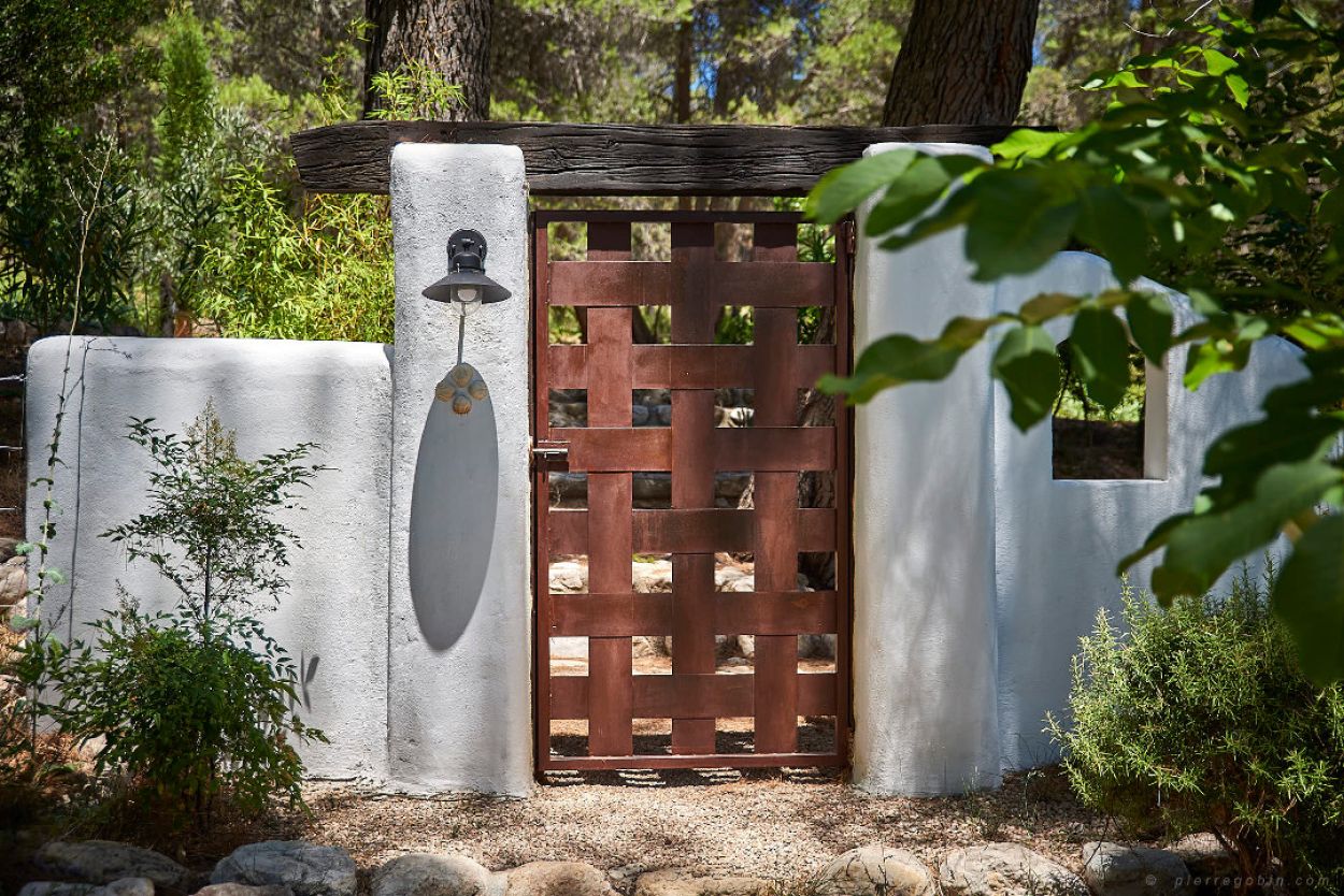 Cortijo de Ramón. Puerta a los apartamentos