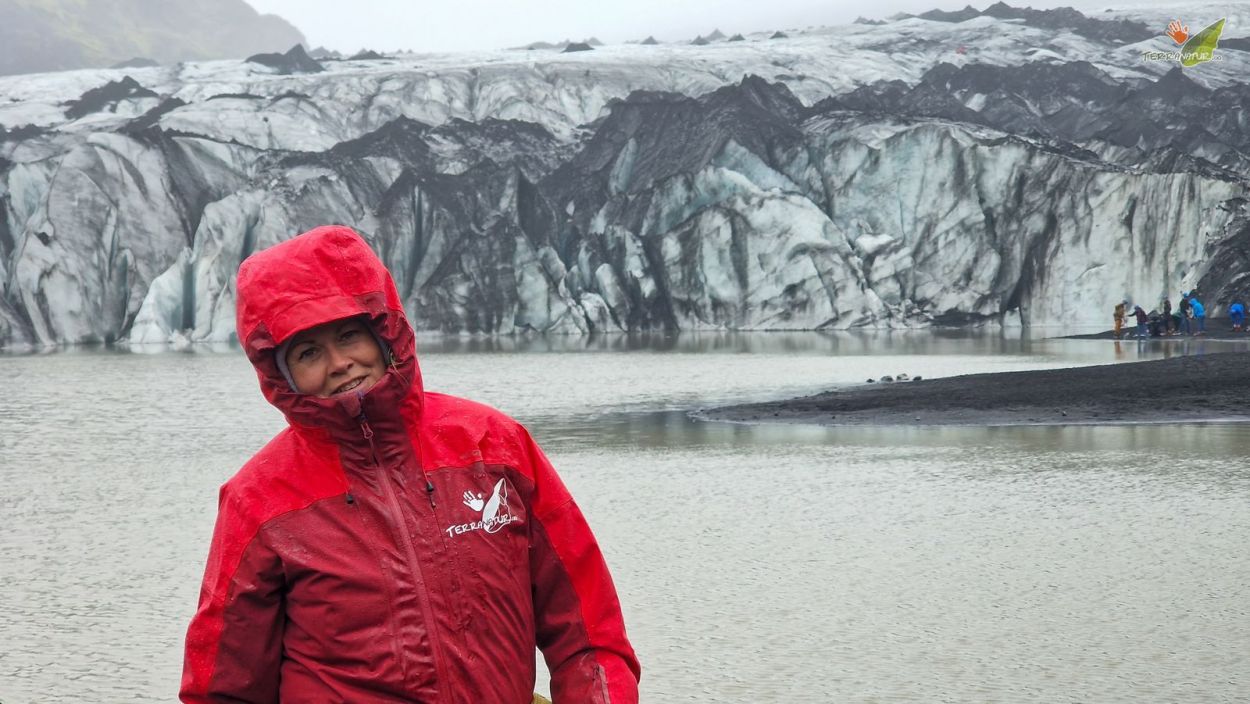 Frente a los glaciares en Islandia