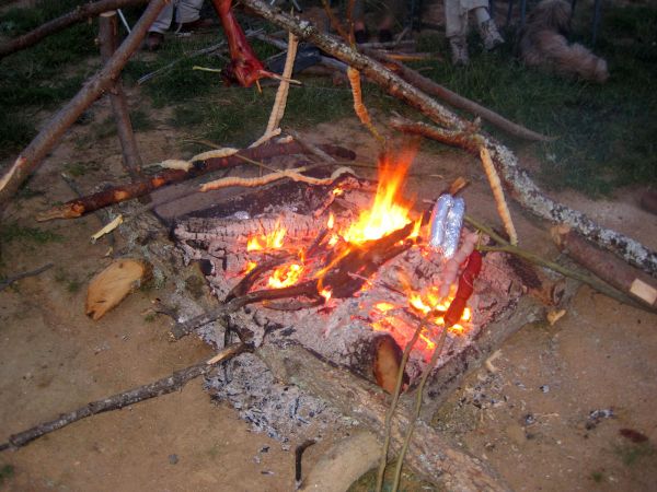 Lecho de brasas con comida trampera. Curso de supervivencia de Terranatur