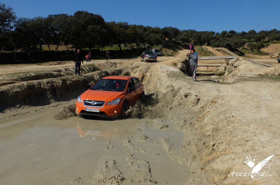 Subaru en poza de barro en Circuito de Segurilla curso 4x4 Terrarnatur