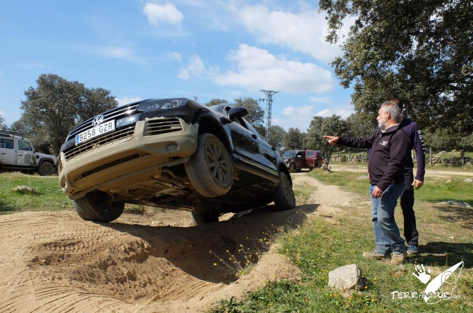 Paso de dubies en Circuito 4x4 Terranatur. Curso