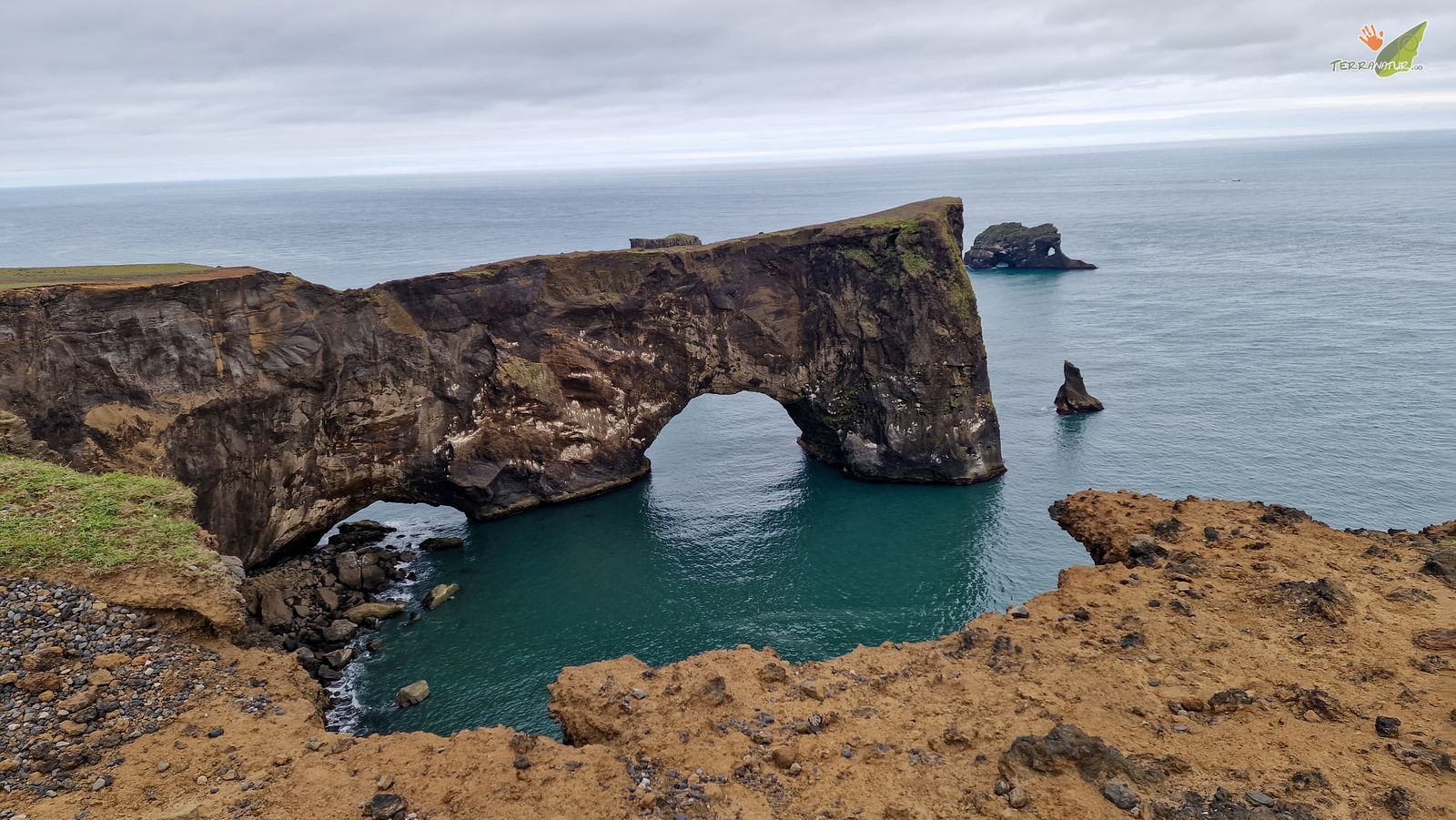 Arcos naturales en la Costa de Islandia