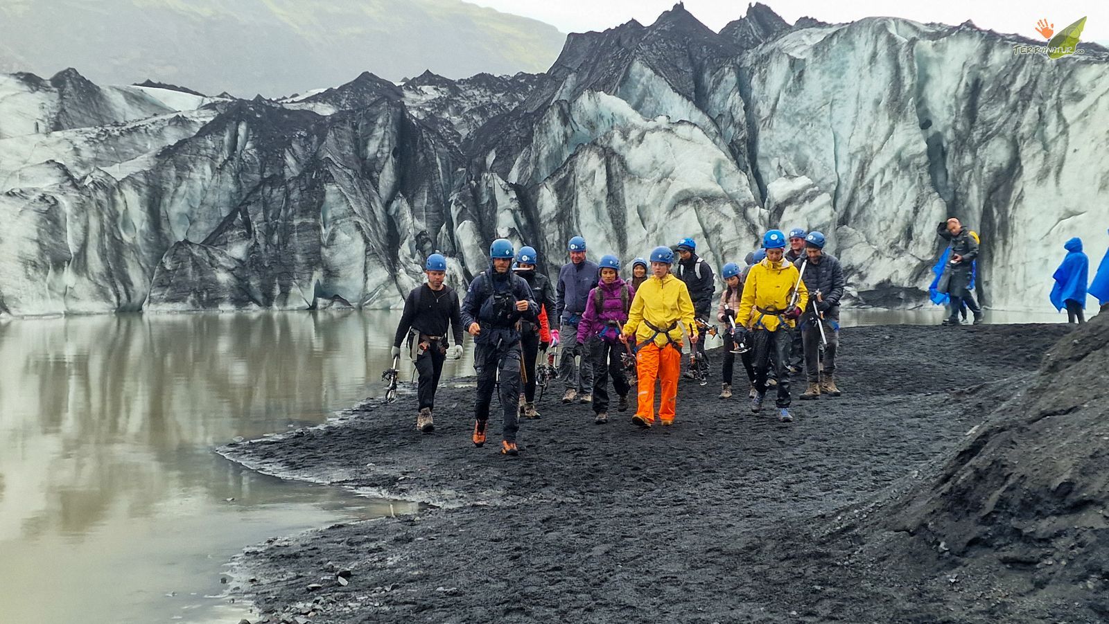 Volviendo del Glaciar en Islandia