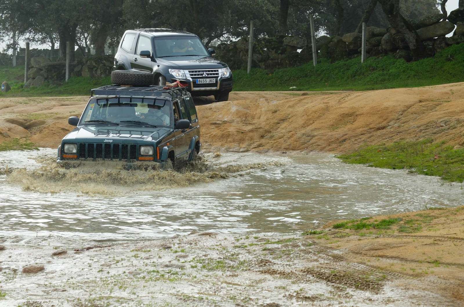 Cruzando vadeo en curso 4x4