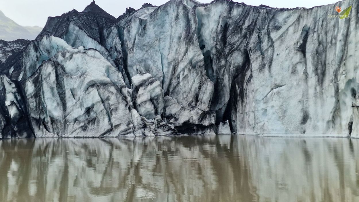 hielos y cenizas volcánicas en Islandia