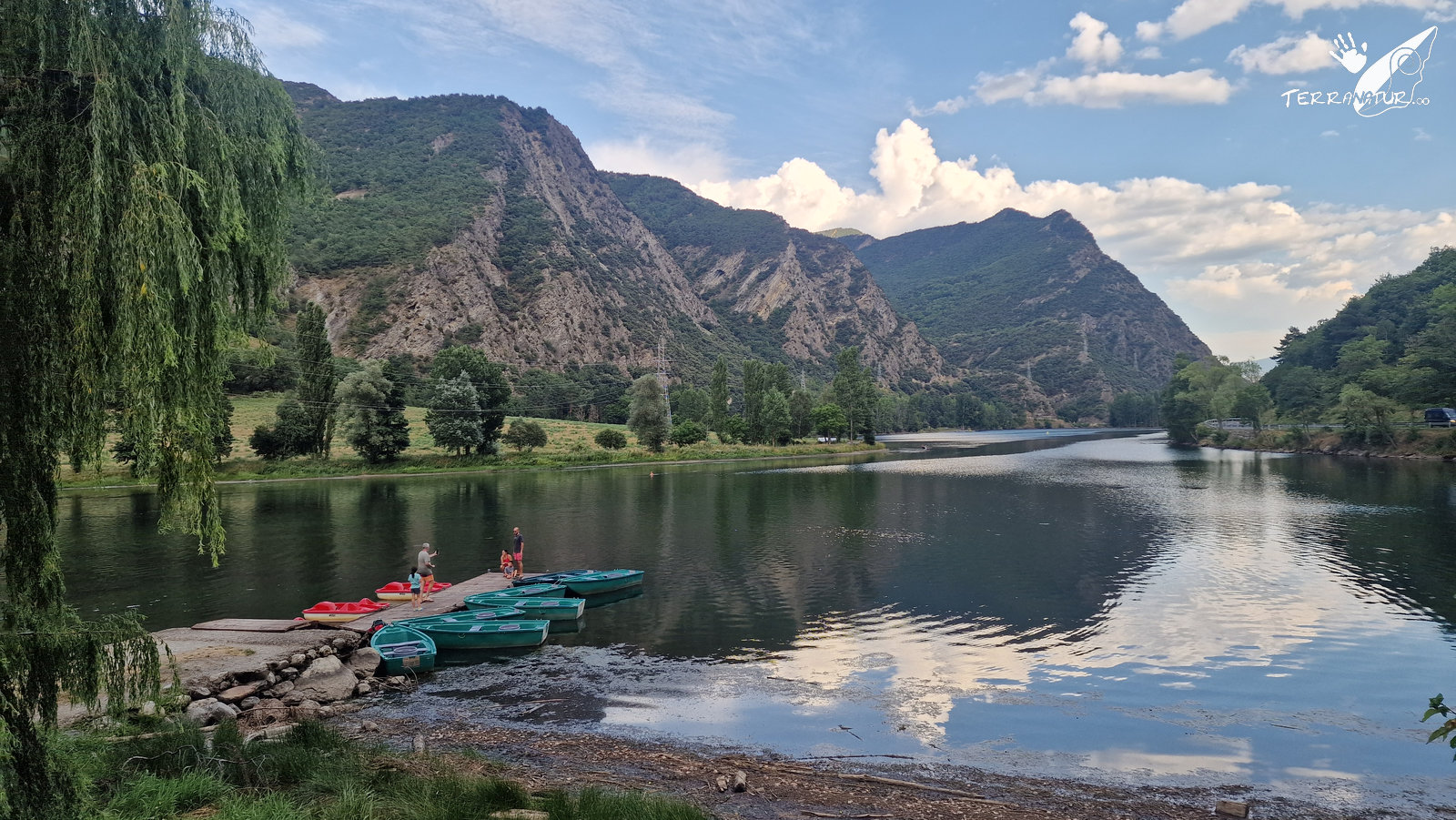 Lago entre los valles del los Pirineos