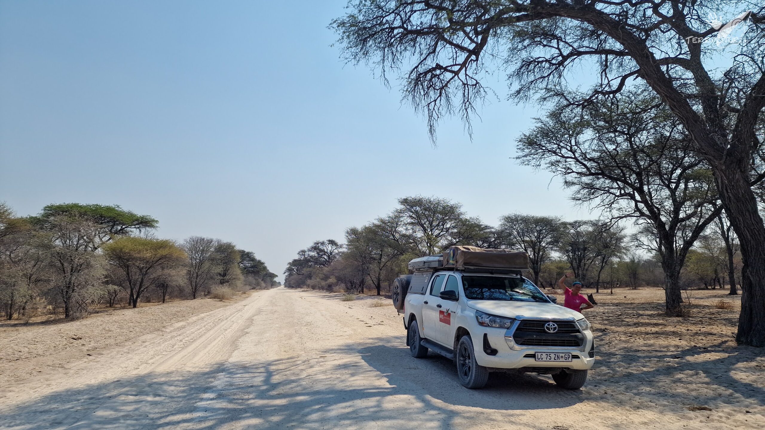 con la Hilux por caminos arenosos de Botswana