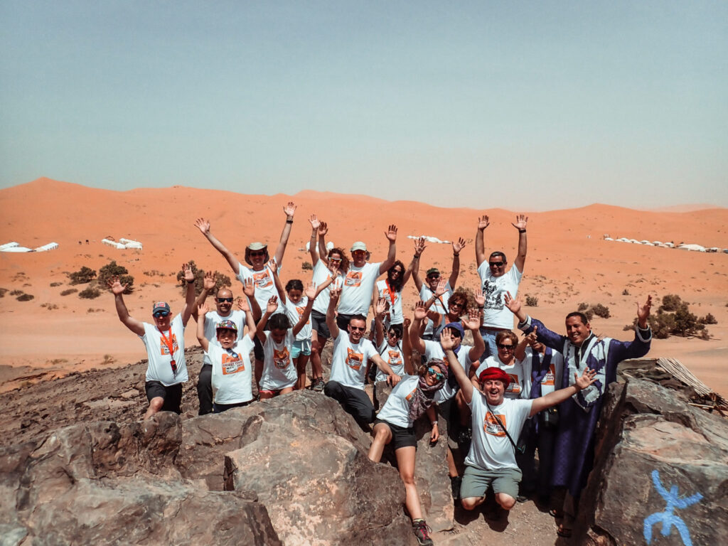 Grupo en las Dunas del Erg Chebbi