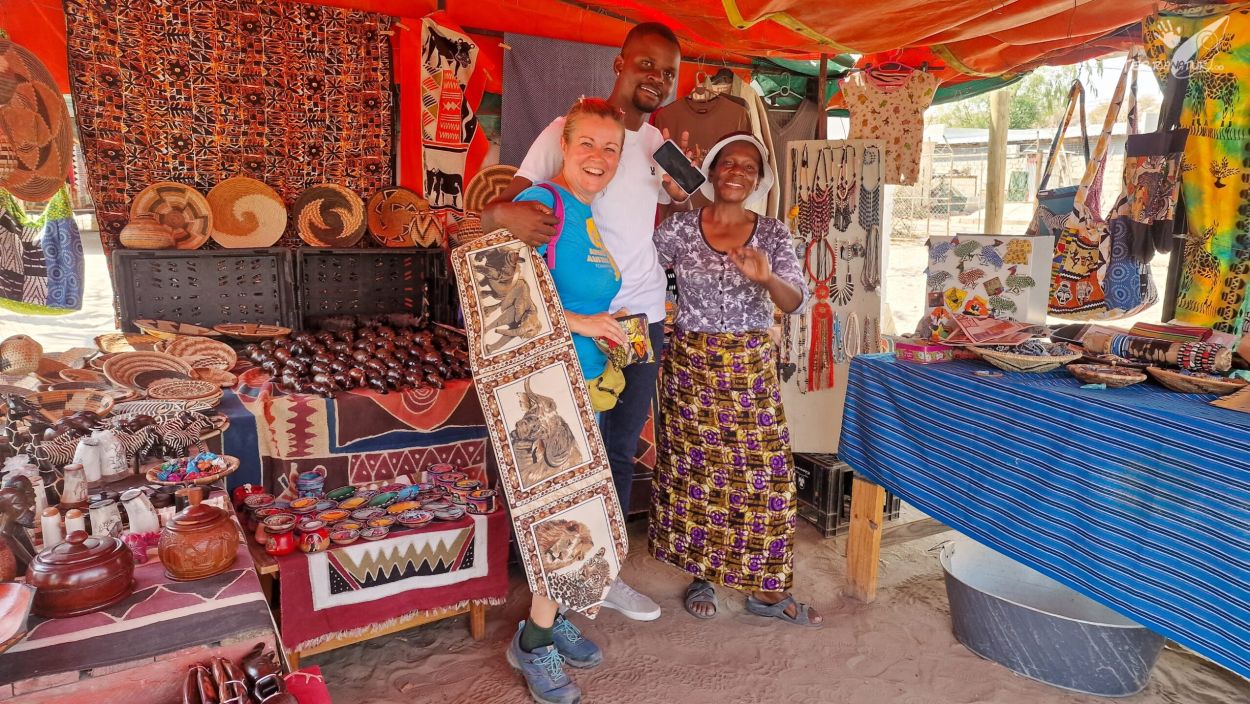 Tienda de artesan&iacute;a en Maun, Delta del Okabango