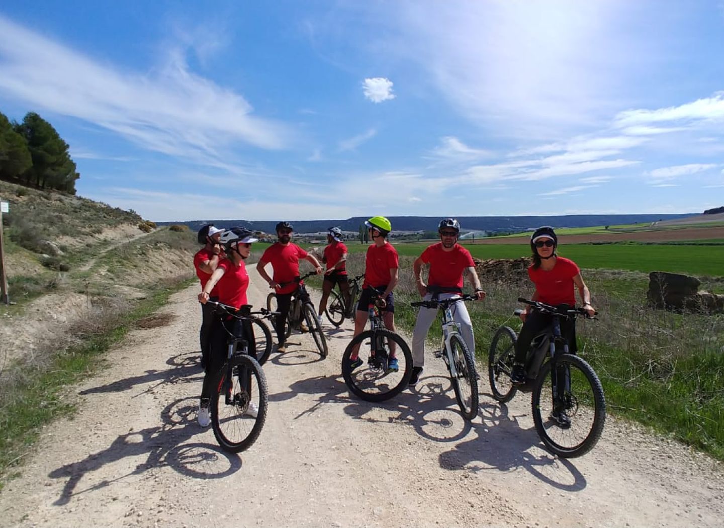 TEAMBUILDING ENTRE VIÑEDOS. El objetivo de la actividad es descubrir la zona de Ribera del Duero mediante una actividad competitiva de orientación en vehículos 4x4 o bicicletas eléctricas buscando tesoros escondidos.