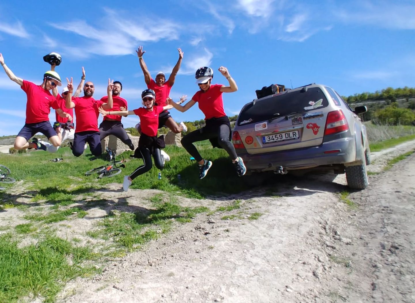 TEAMBUILDING ENTRE VI&Ntilde;EDOS. El objetivo de la actividad es descubrir la zona de Ribera del Duero mediante una actividad competitiva de orientaci&oacute;n en veh&iacute;culos 4x4 o bicicletas el&eacute;ctricas buscando tesoros escondidos.